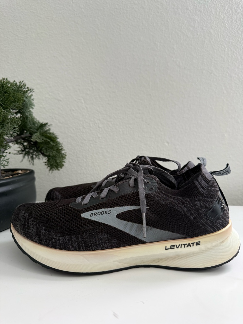 Brooks Levitate 4 Women size 8.5 Athletic Shoes - Black & Gray - Picture 5 of 9